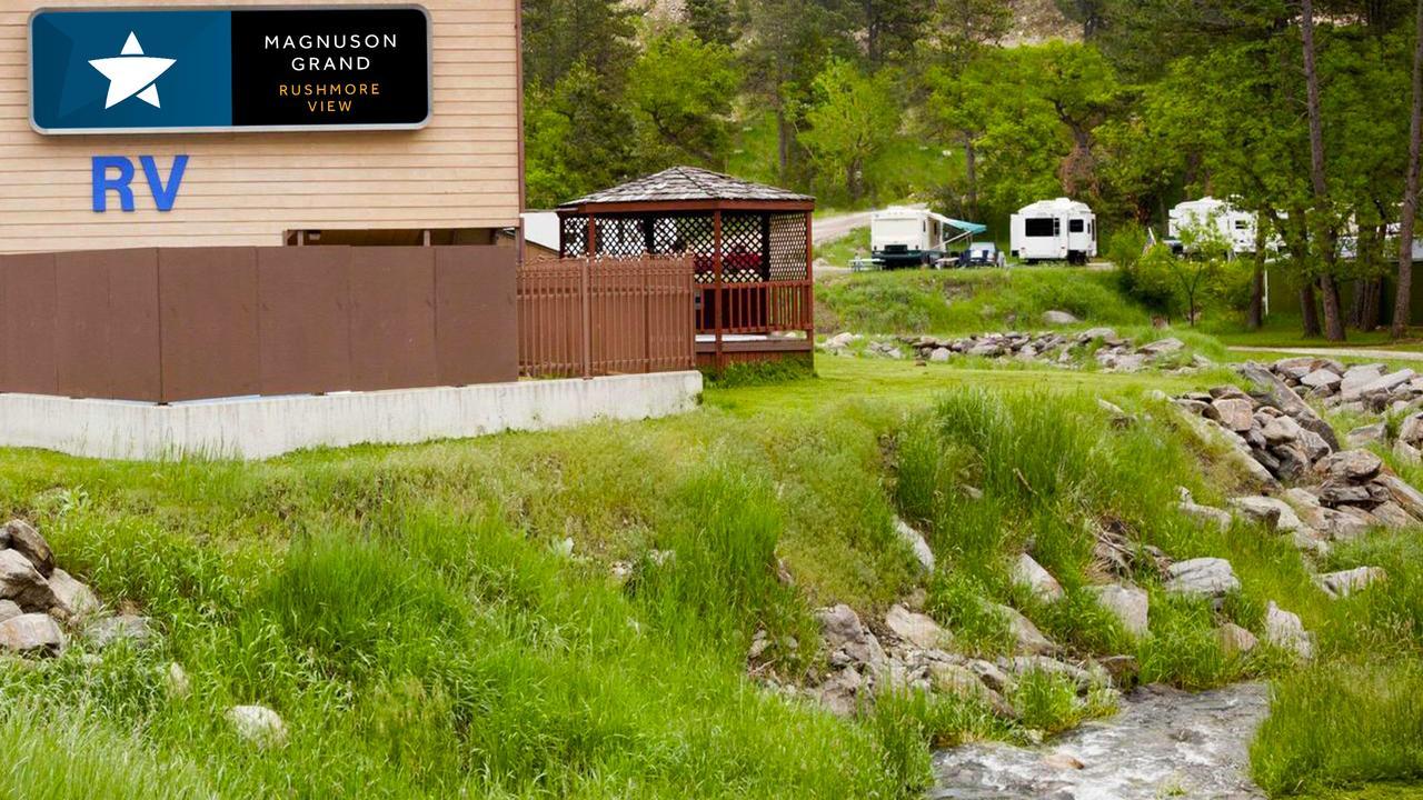 Magnuson Grand Rushmore View Keystone Exterior photo